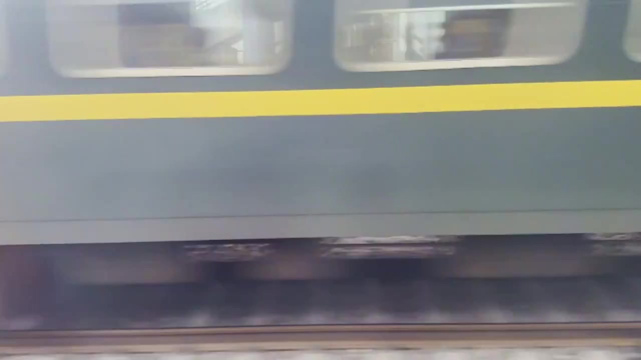 广州白云站飞驰的火车驶出站台视频下载