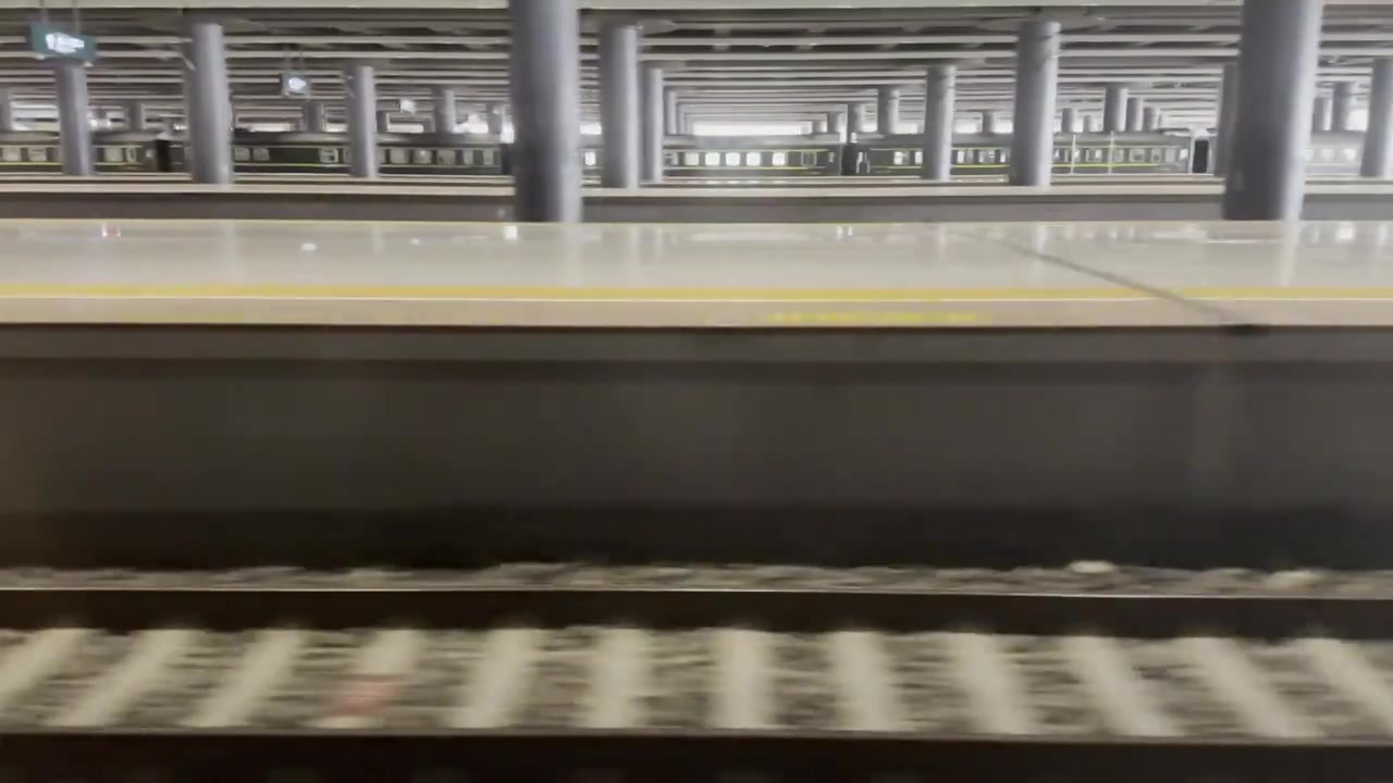 广州白云站飞驰的火车驶出站台视频下载