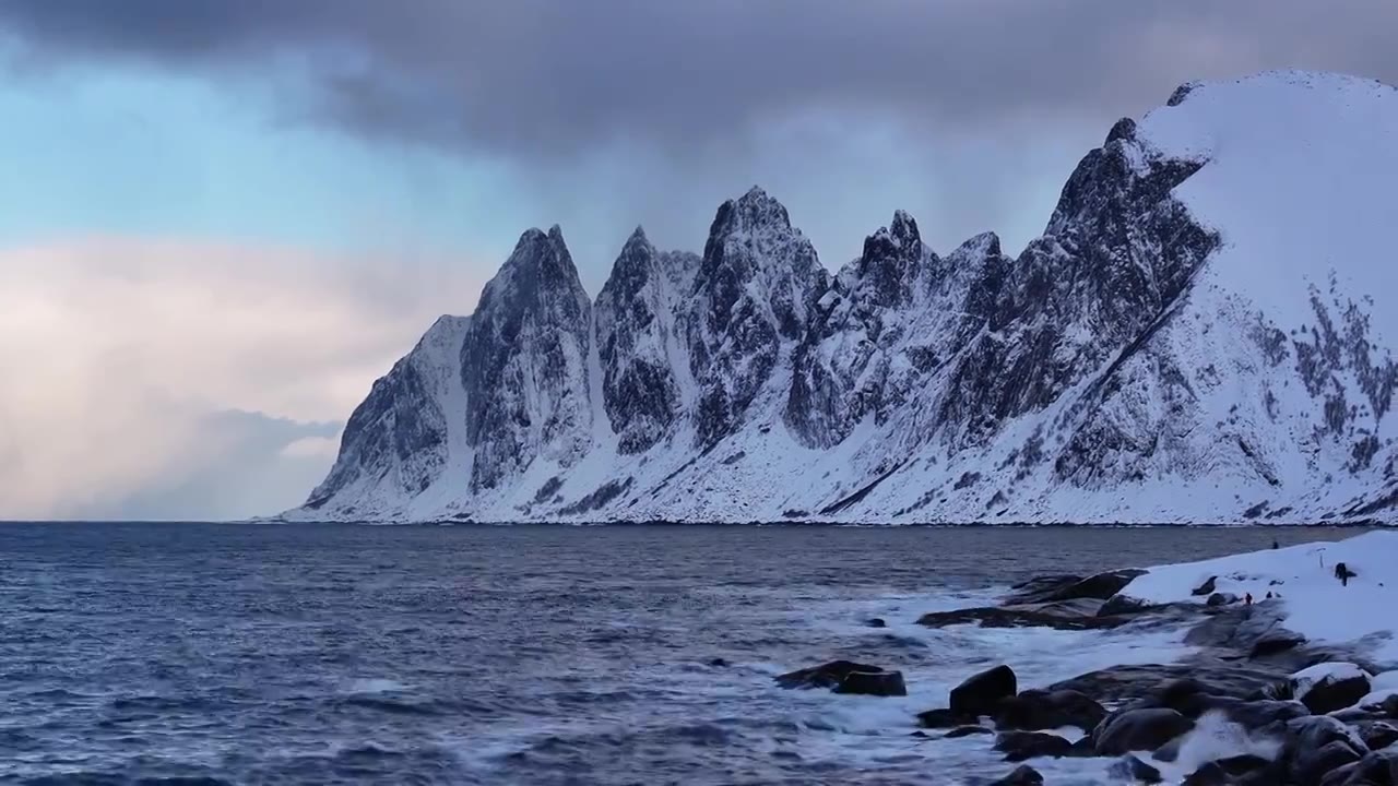 航拍挪威塞尼亚岛峡湾魔鬼牙齿风光视频下载