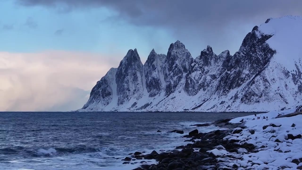 航拍挪威塞尼亚岛峡湾魔鬼牙齿风光视频下载
