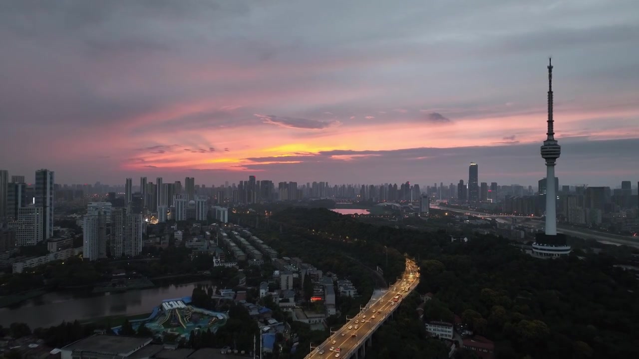 绚丽多彩晚霞下的湖北省武汉市龟山电视塔航拍视频下载