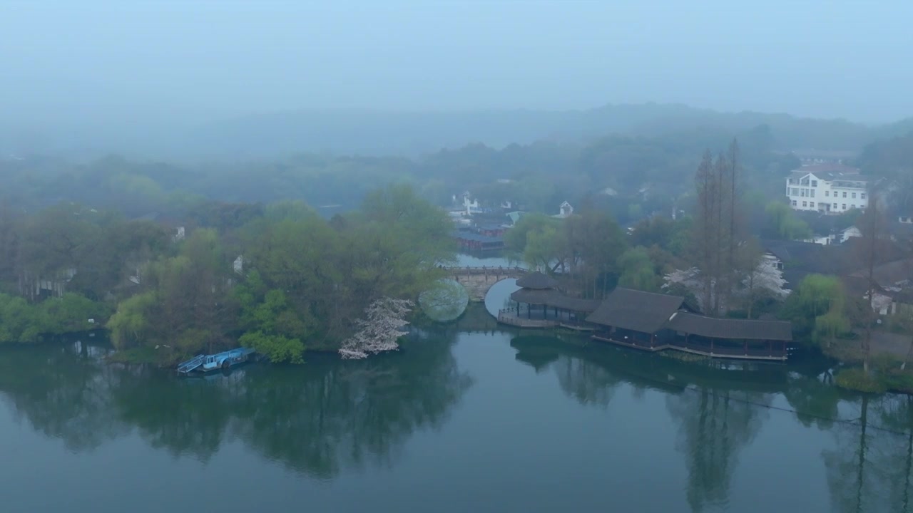 升格航拍春天早晨杭州西湖茅家埠杨公堤视频下载