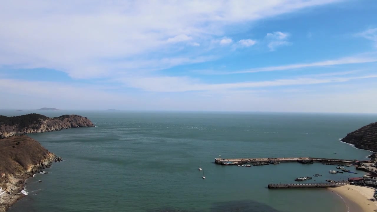 航拍青岛崂山青山渔村海湾码头视频下载