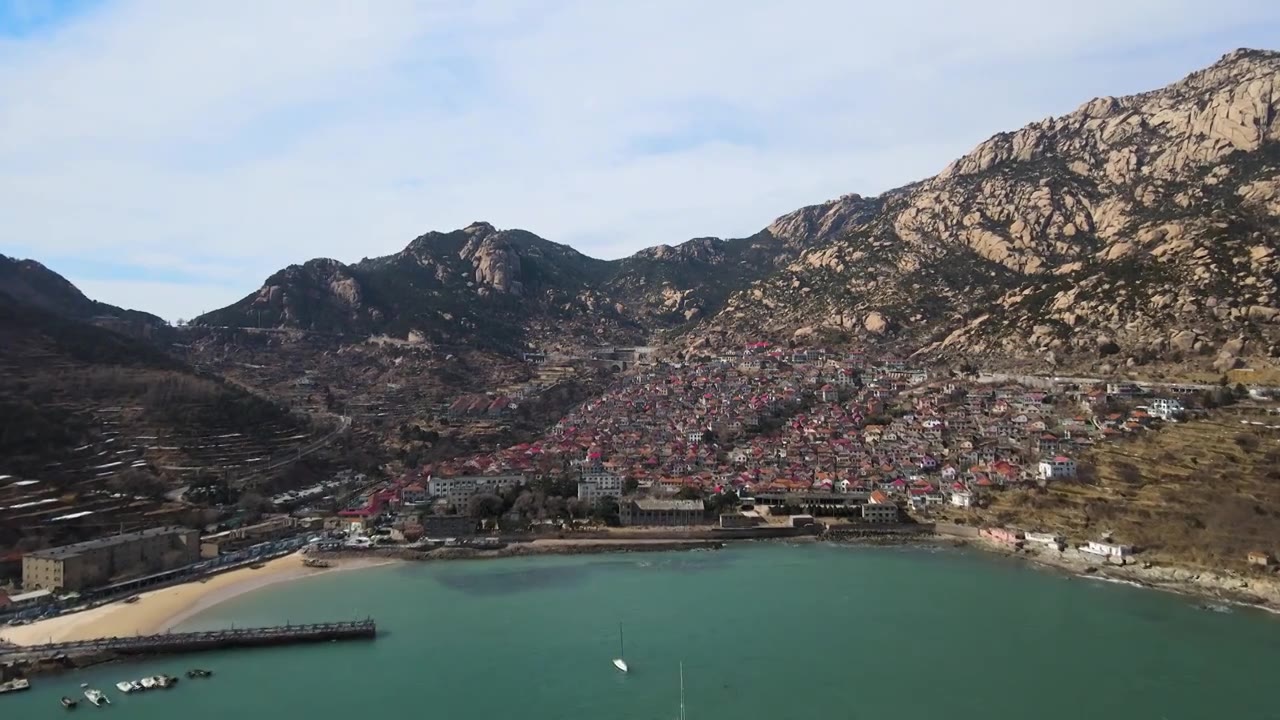 航拍青岛崂山青山渔村港口全景视频下载