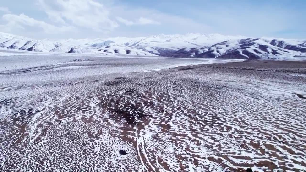 青海西宁拉脊山航拍雪景视频下载