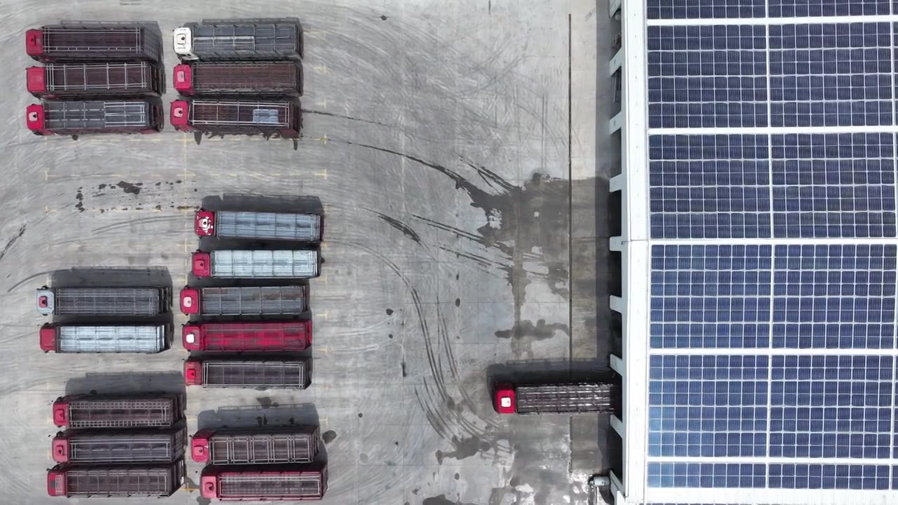 正上方俯拍食品厂货车清洗车间视频下载