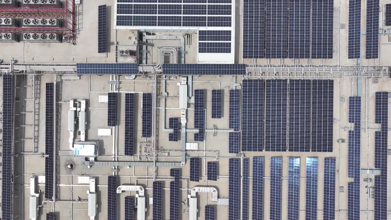 周口商水视频加工厂厂房顶部太阳能发电站与设备设施视频下载