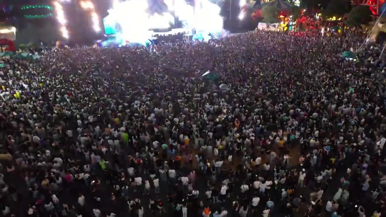 航拍城市夜晚音乐节灯光舞台拥挤的人群视频素材