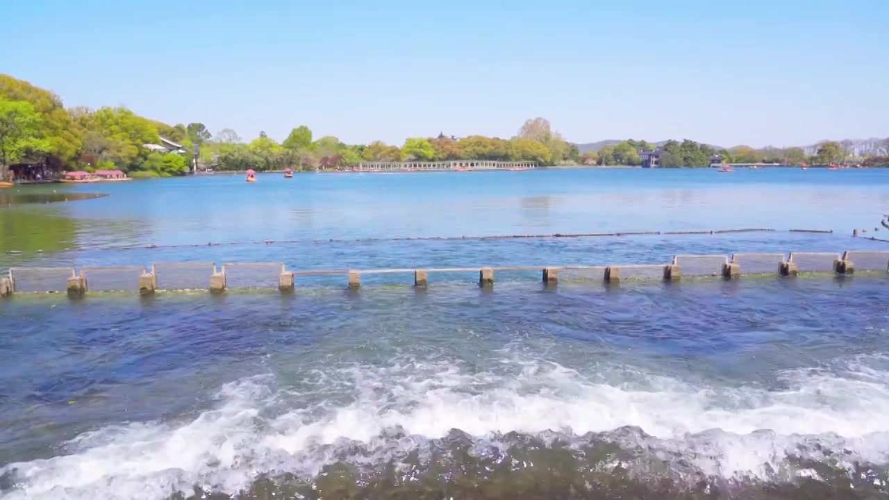 杭州西湖春天奔流的湖水视频素材
