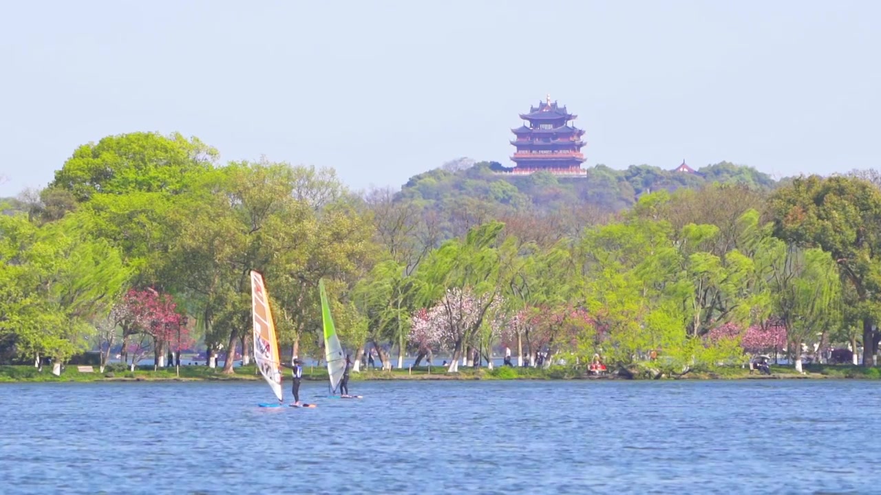 杭州西湖湖面上的手摇帆船体育训练视频素材