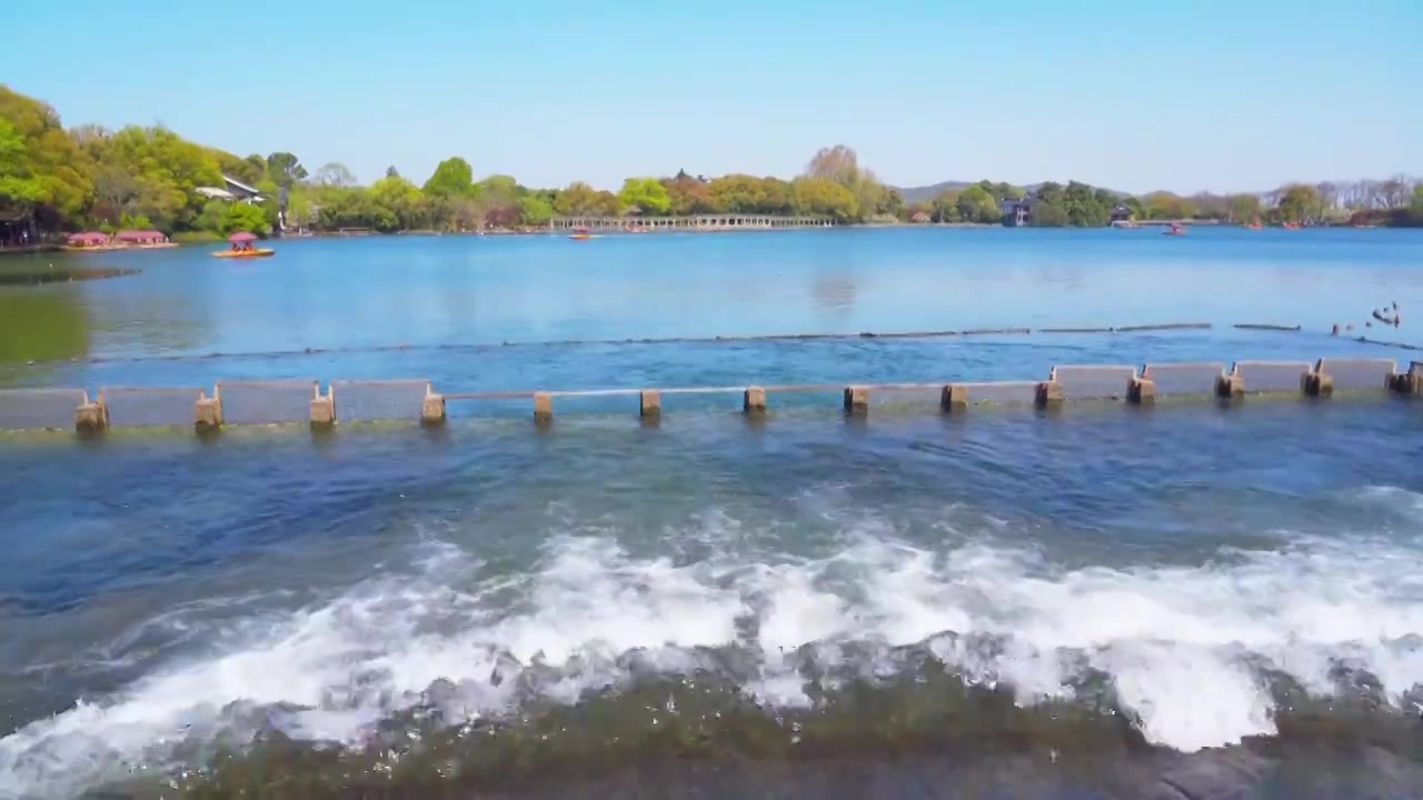 杭州西湖春天奔流的湖水视频素材