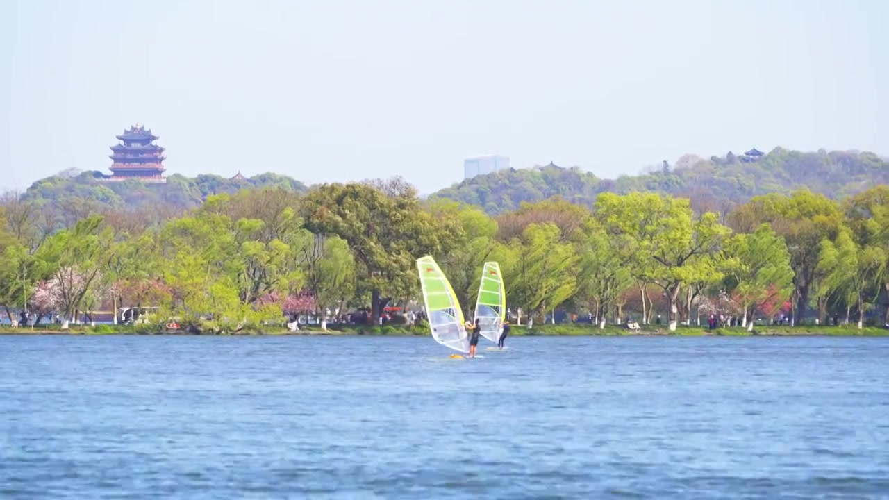 杭州西湖湖面上的手摇帆船体育训练视频下载