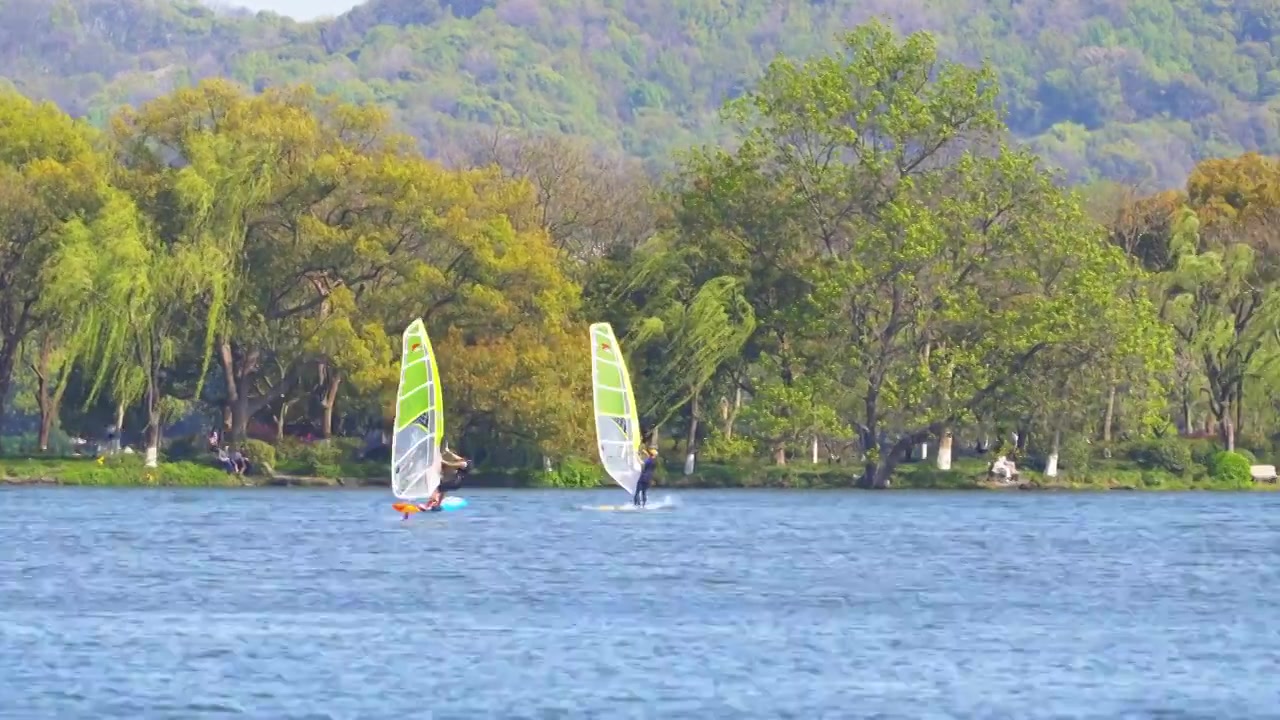 杭州西湖湖面上的手摇帆船体育训练视频素材