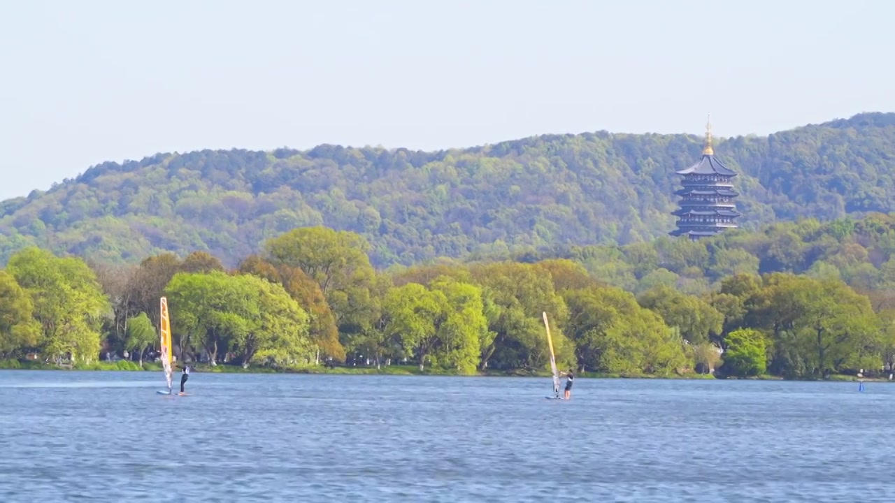 杭州西湖湖面上的手摇帆船体育训练视频下载