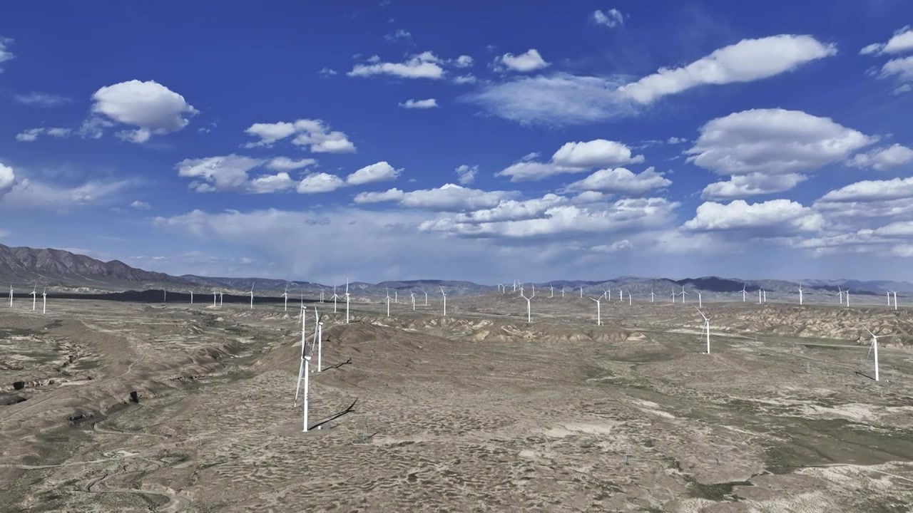 蓝天白云下的风力发电场视频下载