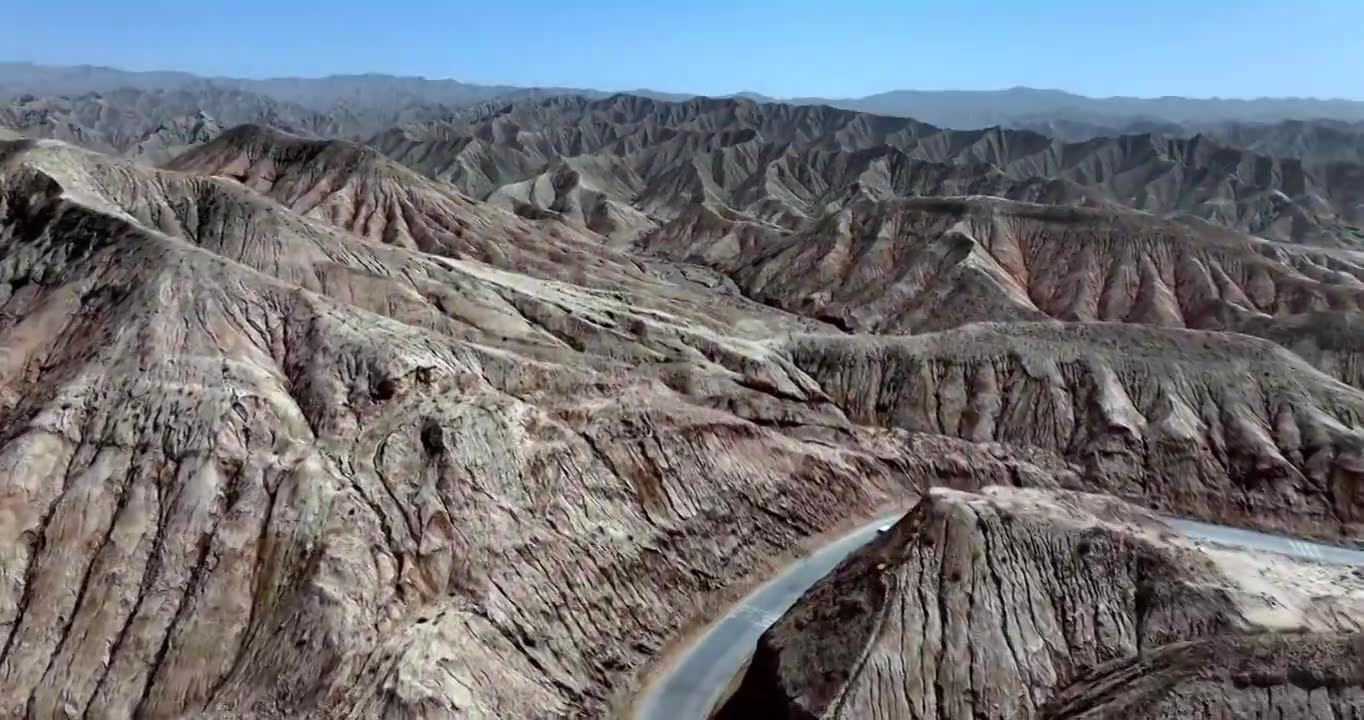 车辆行驶在帕米尔高原千年古道塔莎古道视频下载