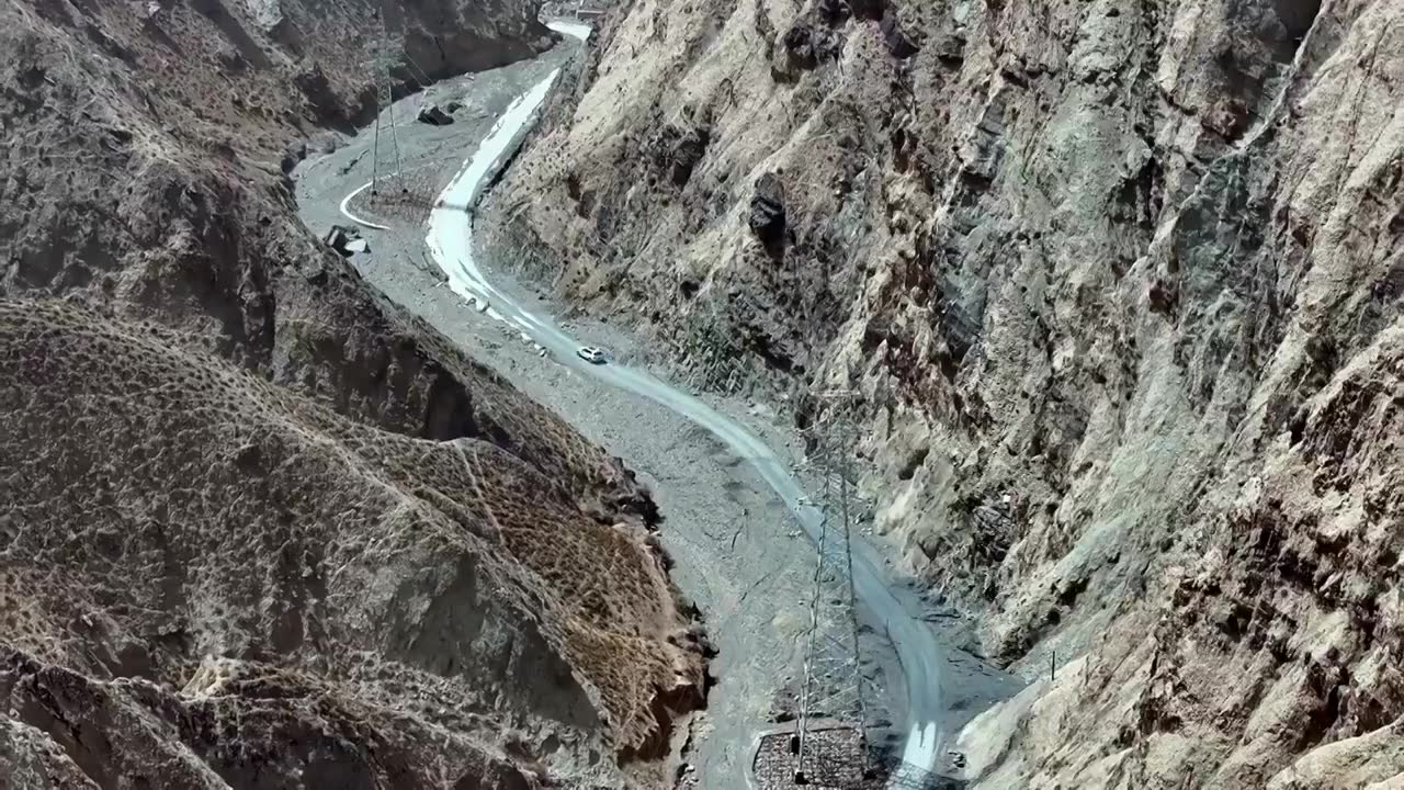 汽车行驶在帕米尔高原上的天路塔莎古道视频下载