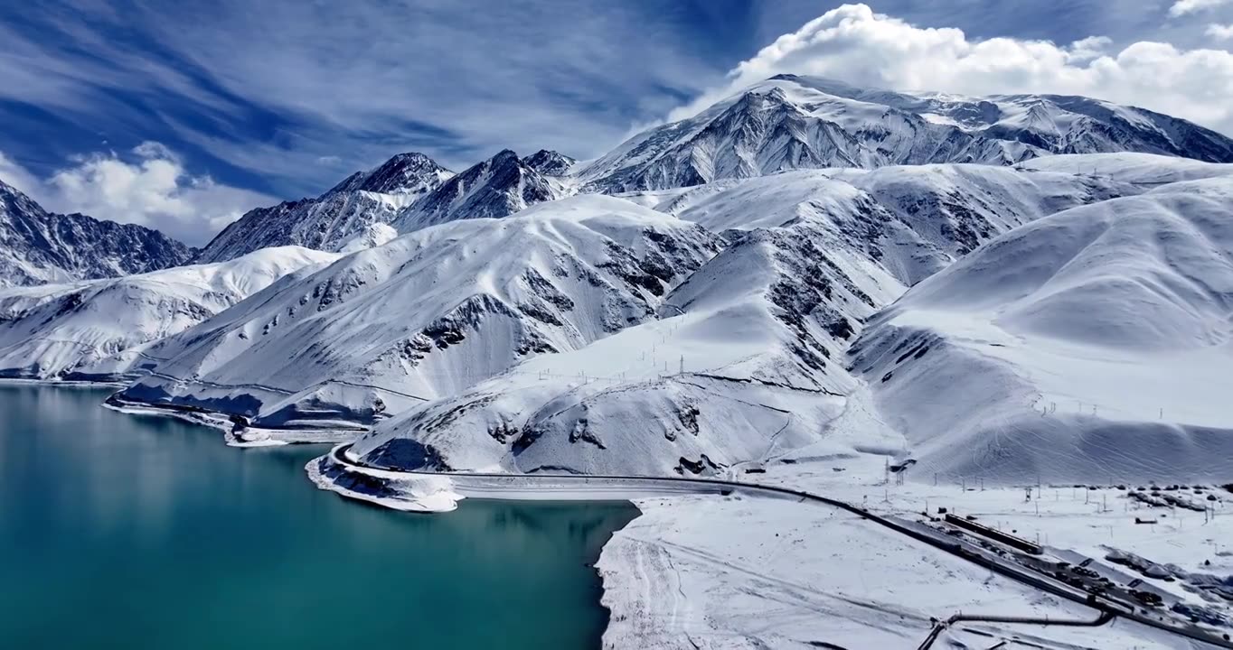 新疆帕米尔高原雪山白沙湖汽车行驶在公路上视频素材