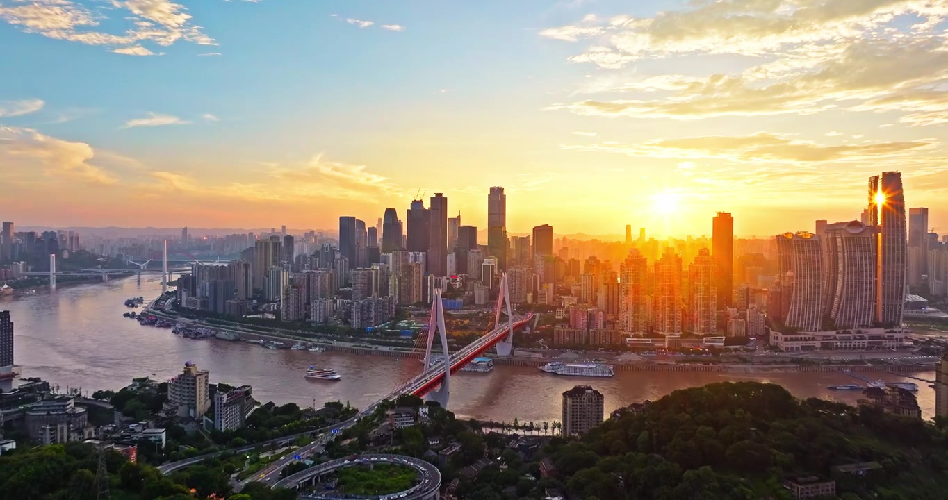 航拍重庆城市天际线和桥梁与河流在日落时视频素材