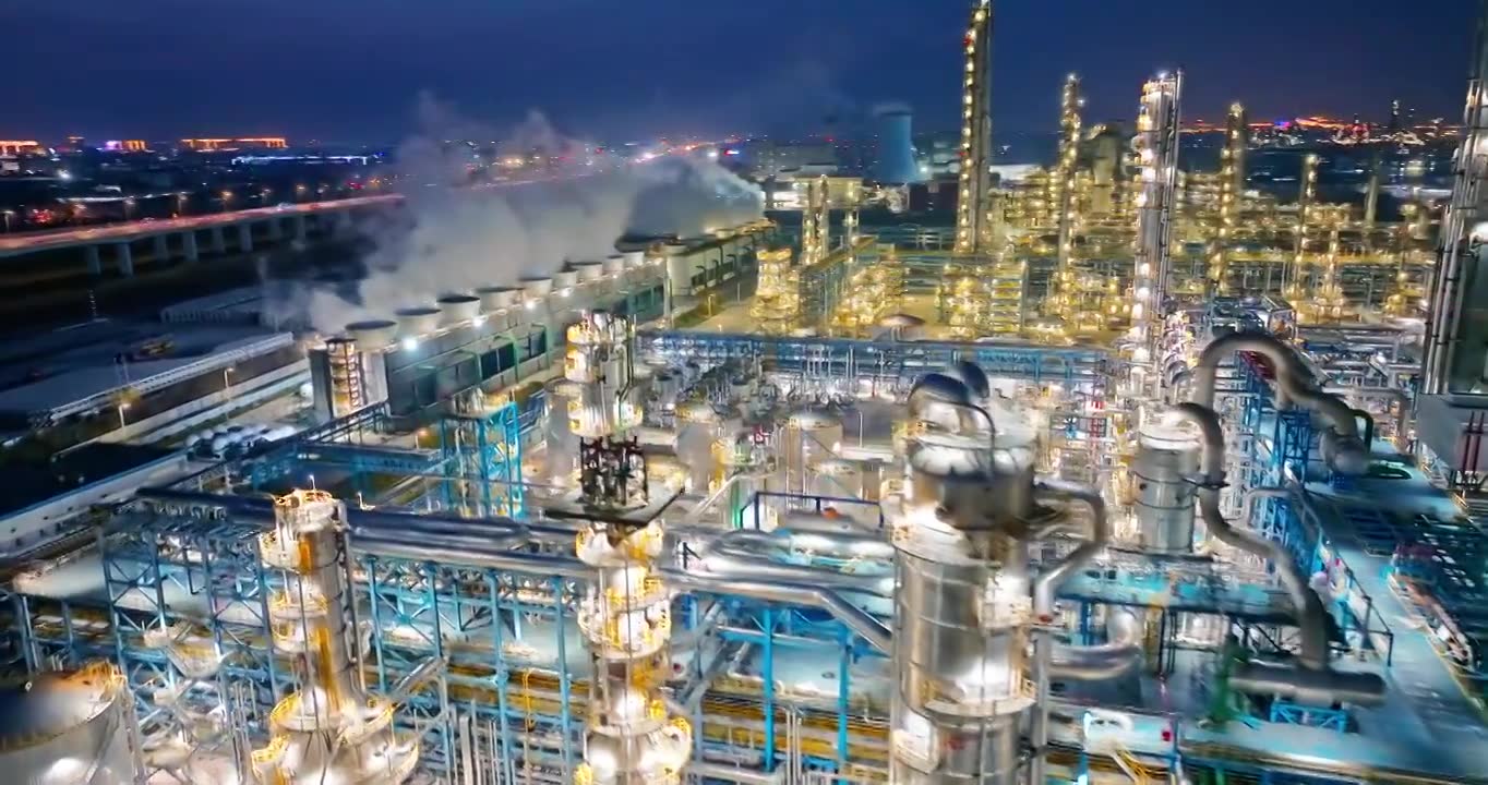 工业区化工厂石油管道夜景航拍视频下载