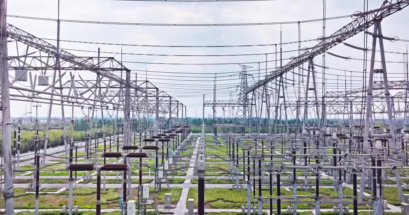 高压变电所电力塔和自然环境航拍视频下载