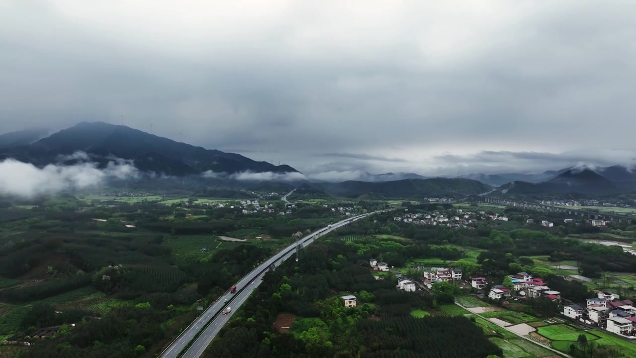春天桂林山区雨后云雾缭绕中的高速公路视频素材