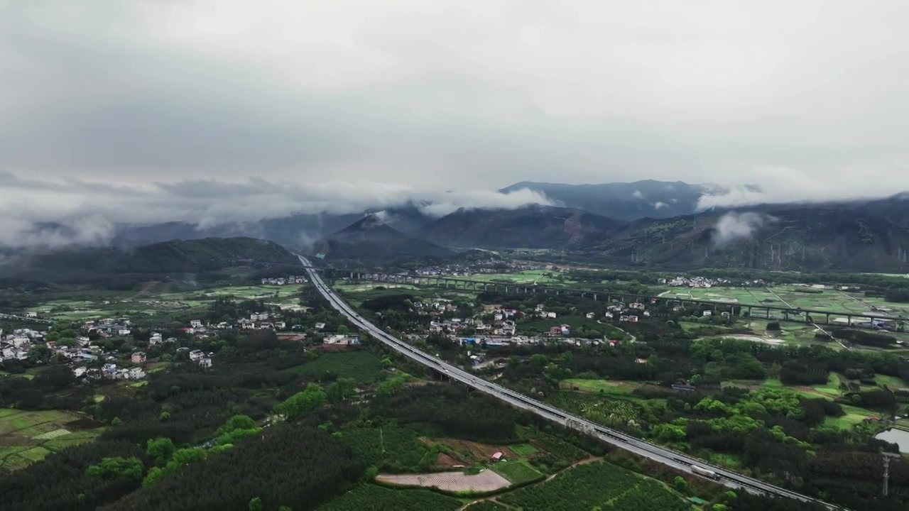 春天桂林山区雨后云雾缭绕中的高速公路视频下载