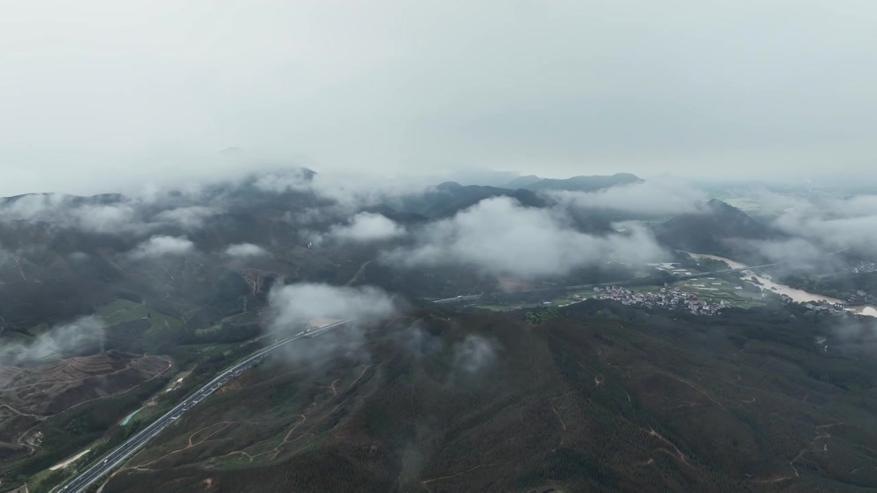 春天桂林山区雨后云雾缭绕中的高速公路视频下载