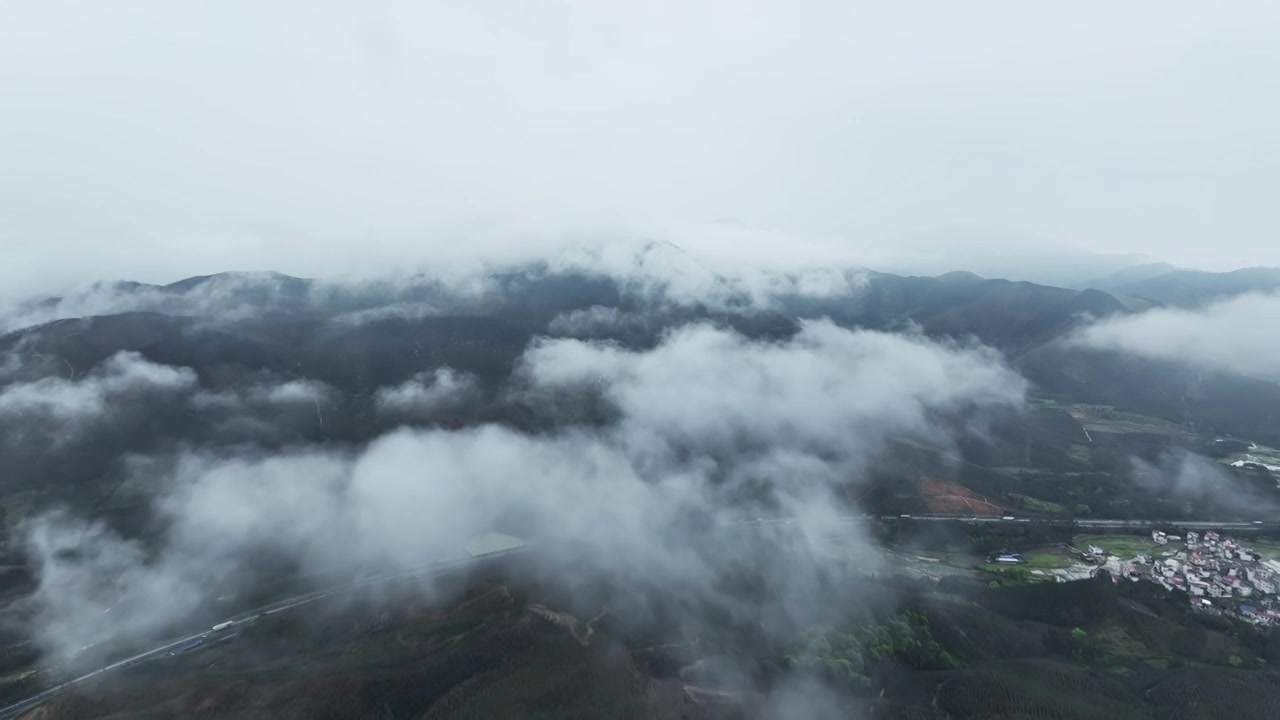 春天桂林山区雨后云雾缭绕中的高速公路视频素材