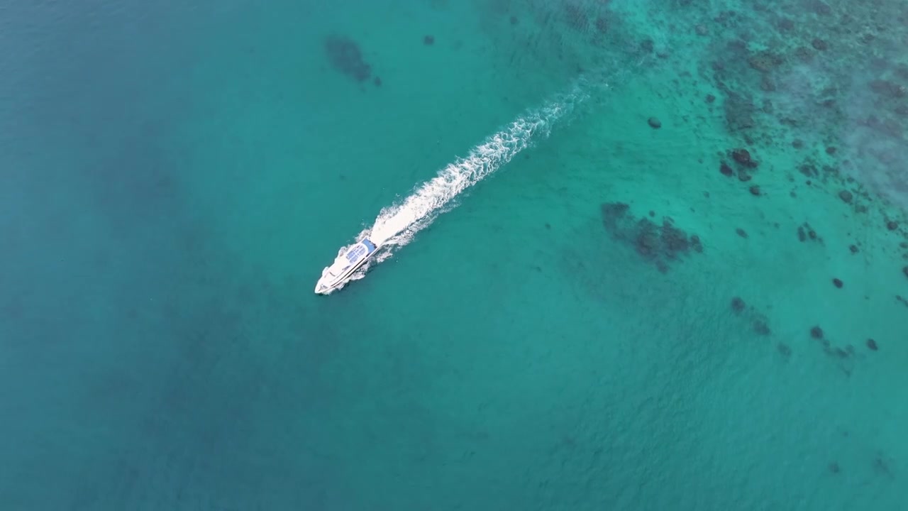 4K航拍视频-无人机拍摄海洋中行驶的游艇视频购买