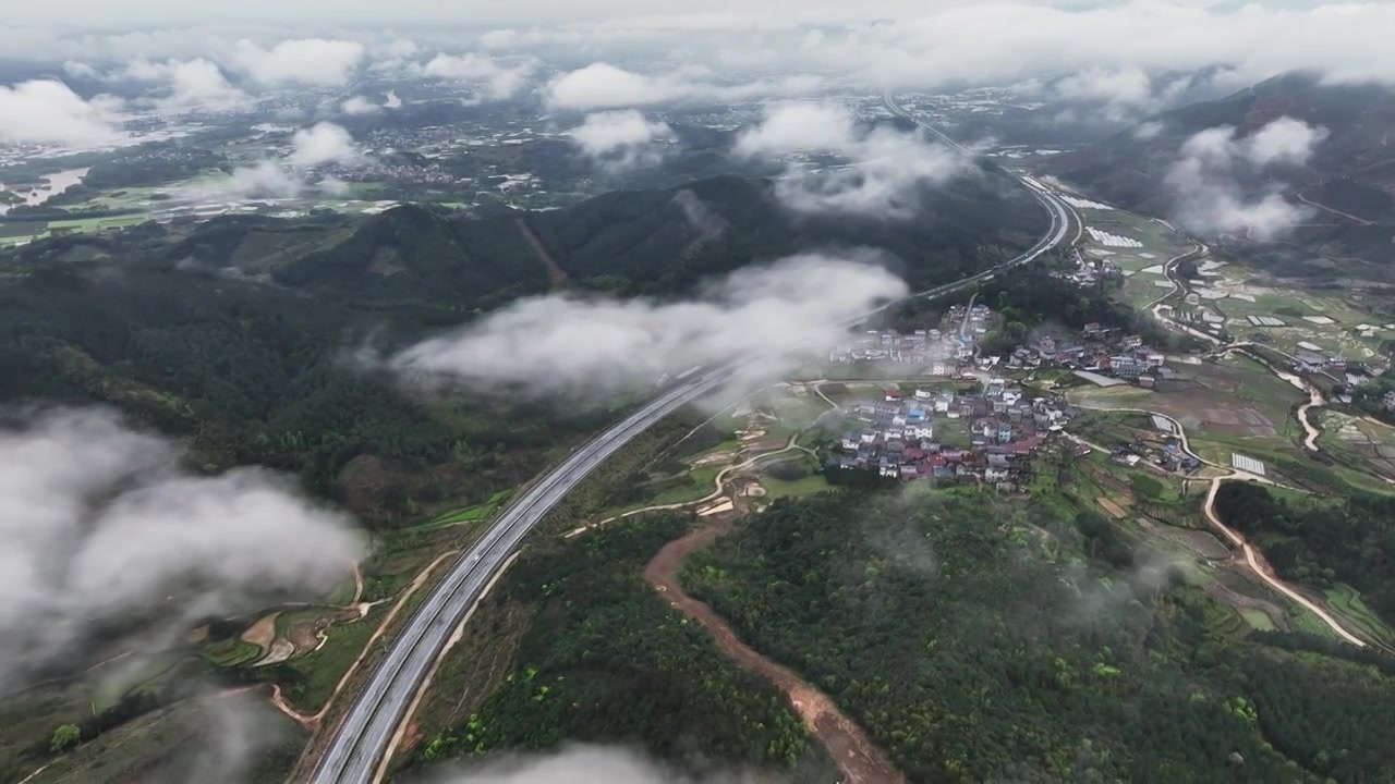 春天雨后桂林山区云雾缭绕下的高速公路视频下载