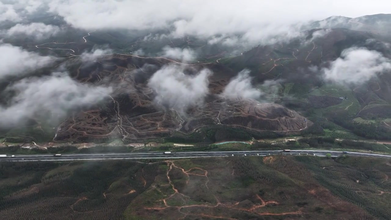 春天雨后桂林山区云雾缭绕下的高速公路视频下载