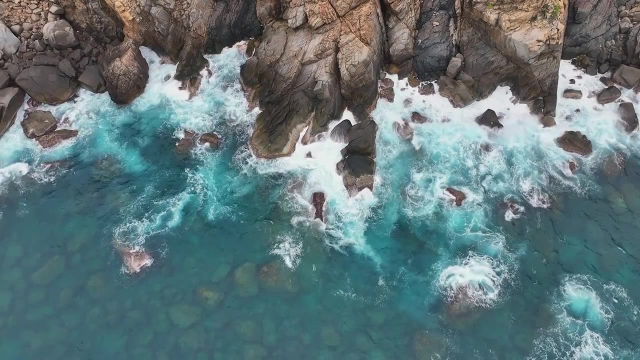 4K航拍视频-波浪打在岩石海滩上视频素材