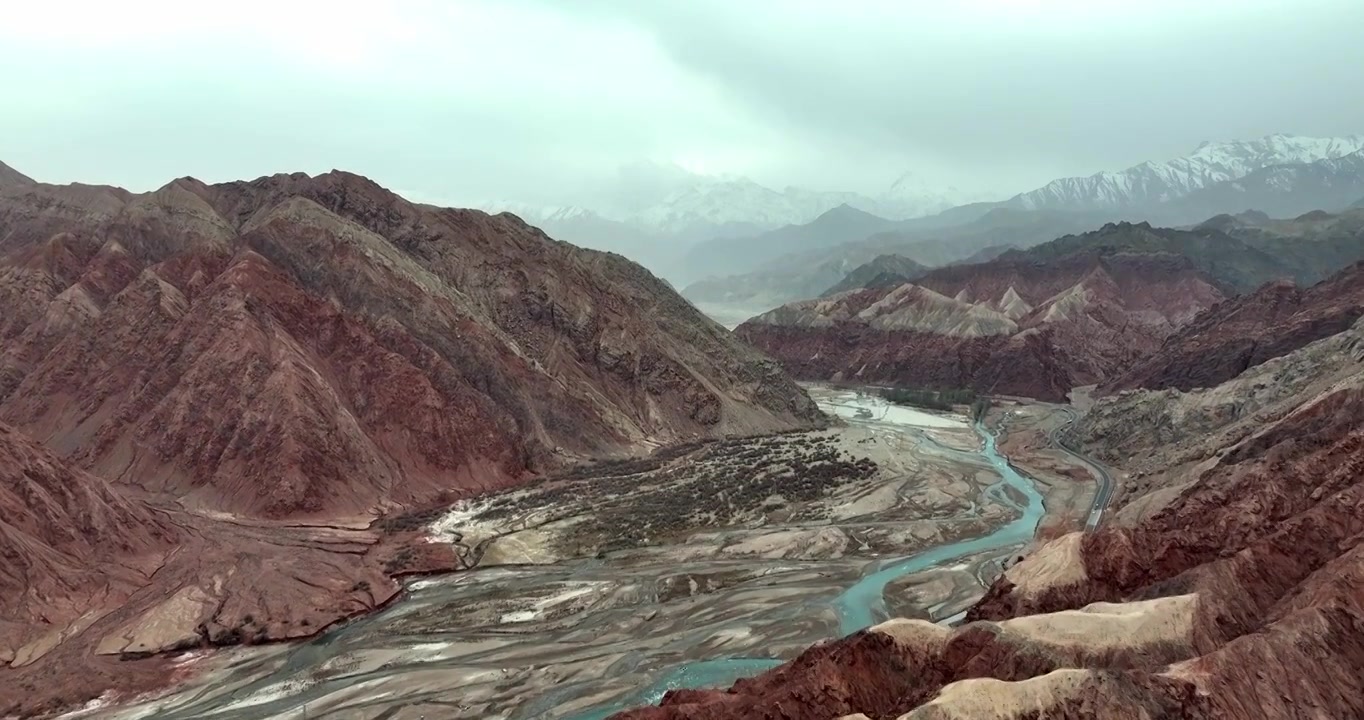 新疆奥依塔克红山谷奥依塔克河远处为雪山视频素材