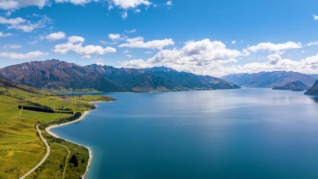 延时航拍新西兰哈威亚湖蓝天白云视频下载