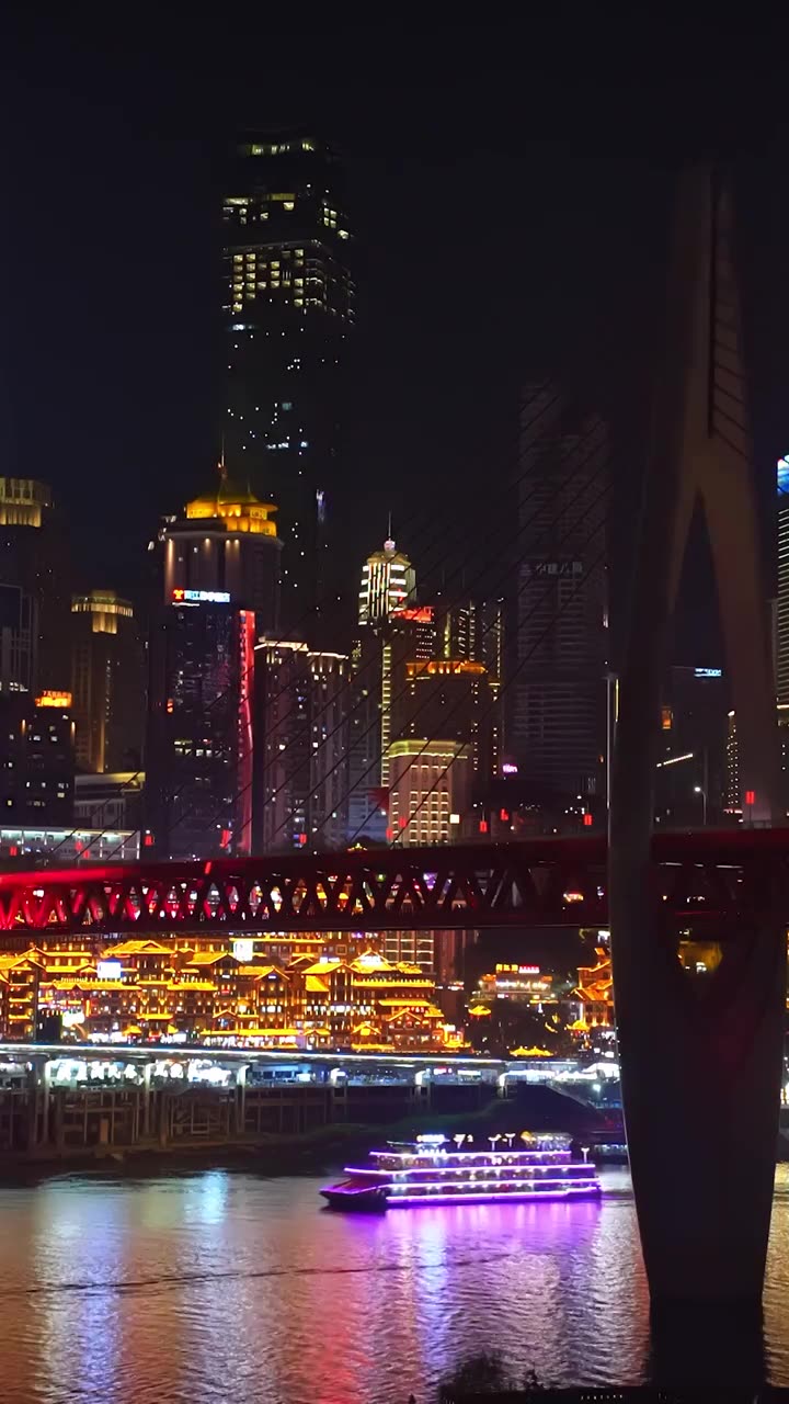 重庆千厮门大桥 洪崖洞 游轮 轻轨 夜景视频素材