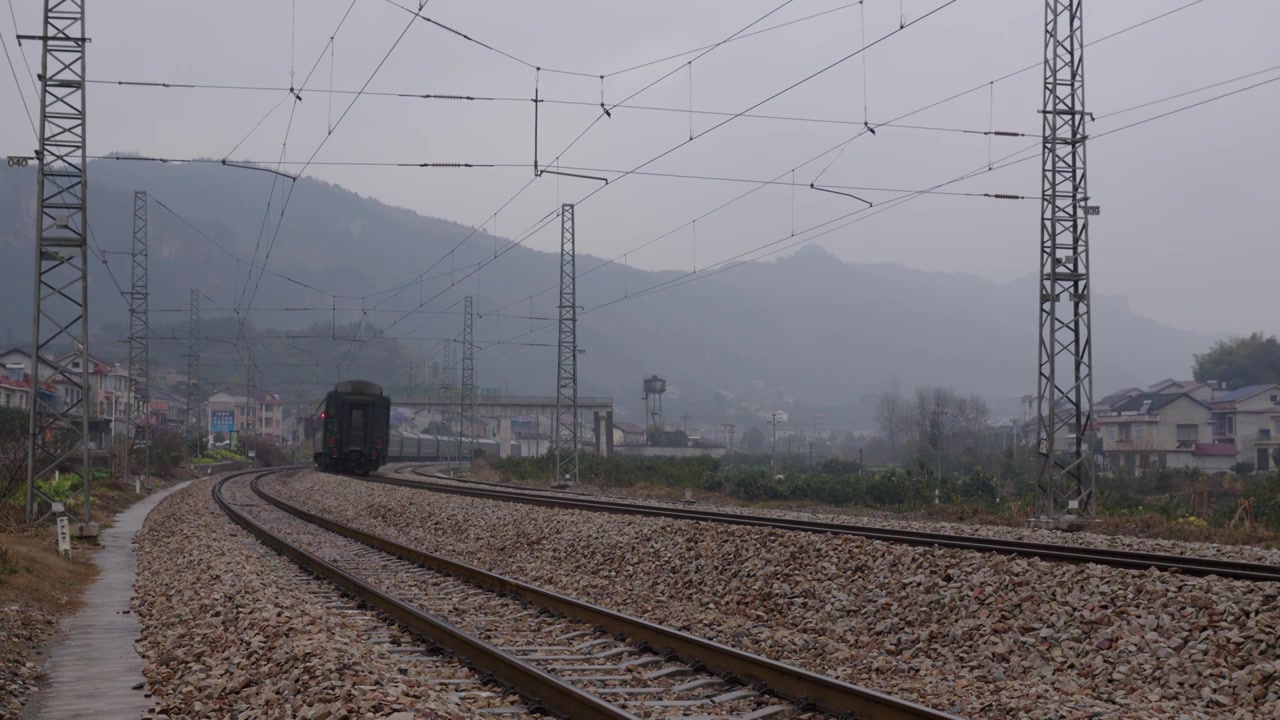 雨中的焦柳线客运列车视频下载