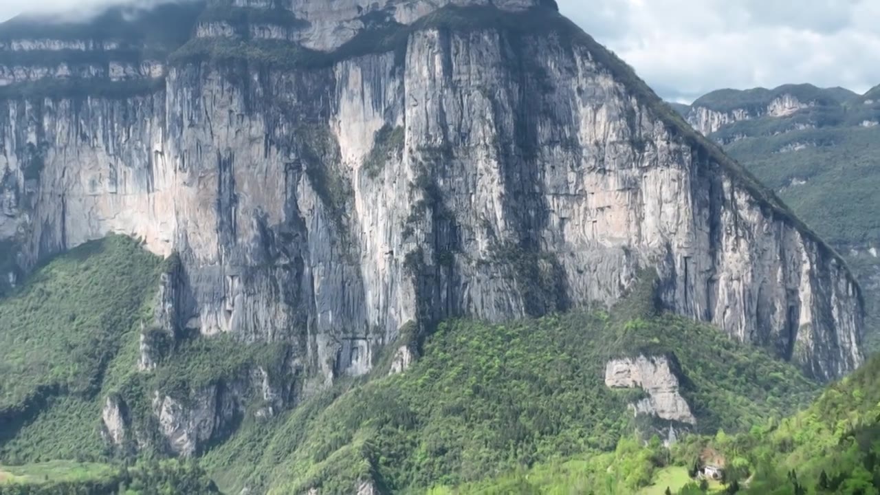 航拍2024入选世界地质公园的湖北恩施大峡谷朝东岩绝壁长廊风光视频素材