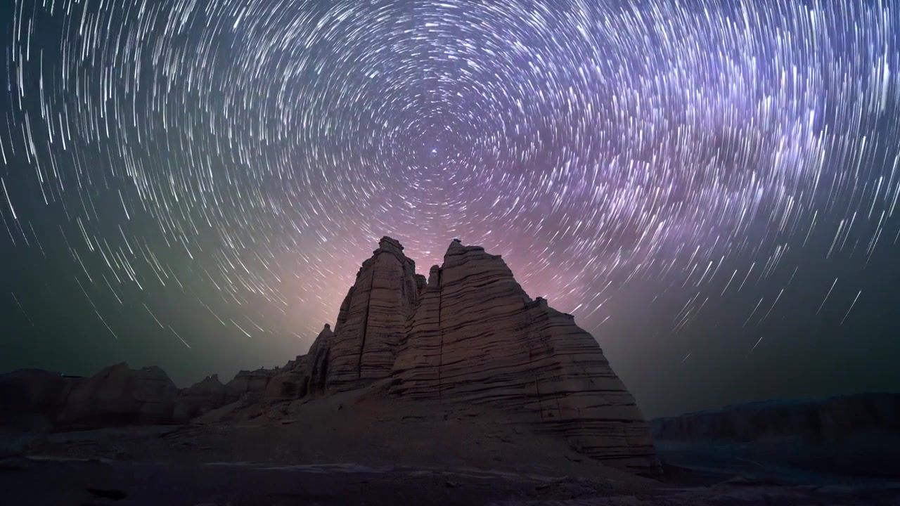 戈壁雅丹的星空星轨延时视频素材
