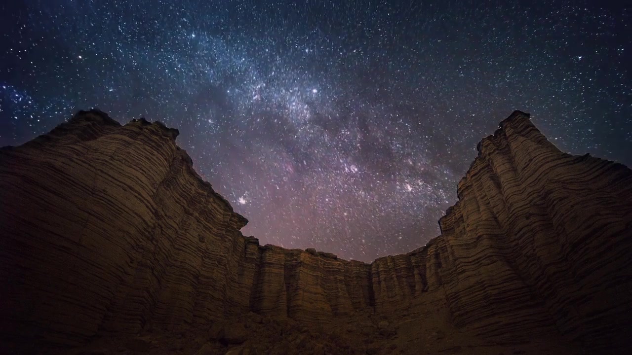 戈壁雅丹的银河星空延时视频素材