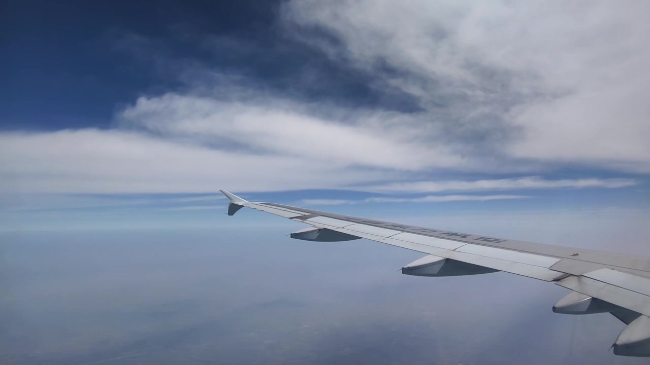 飞机飞行在云层之上视频素材