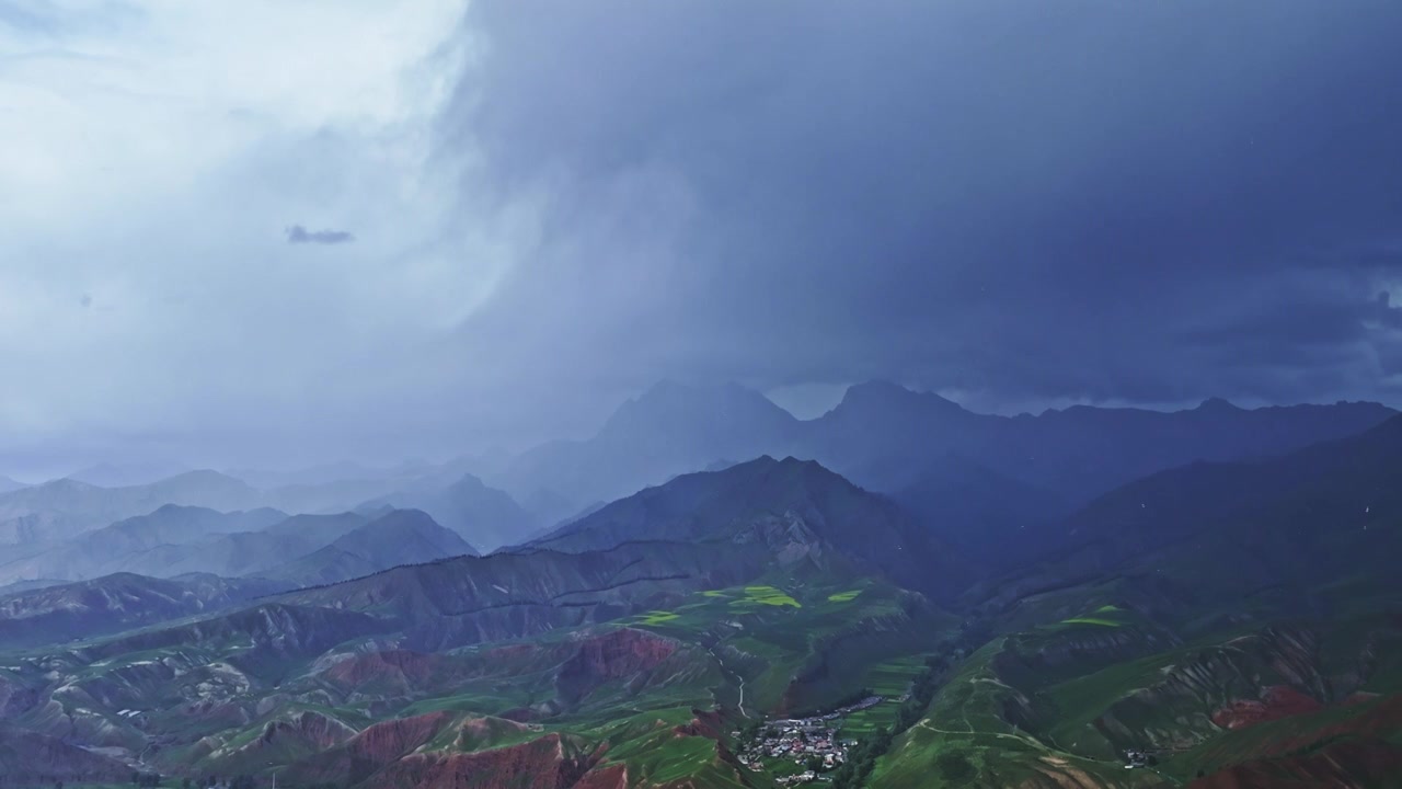 暴风雨下的卓尔山视频下载