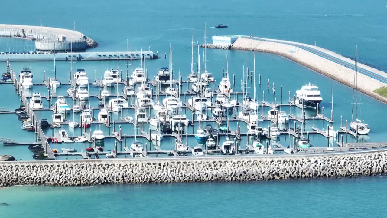 航拍深圳旅游大鹏半岛帆船码头海景视频下载