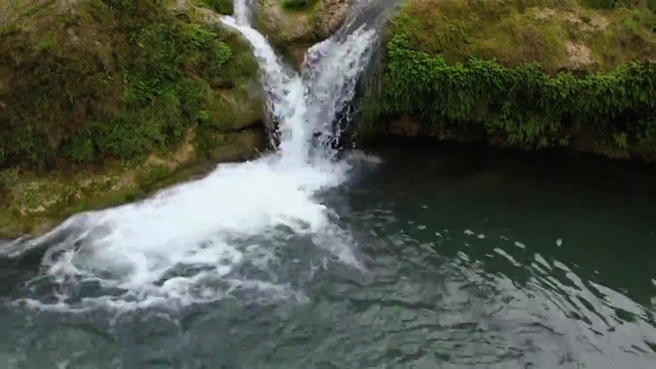 航拍绿色瀑布水潭河床苔藓背景视频下载
