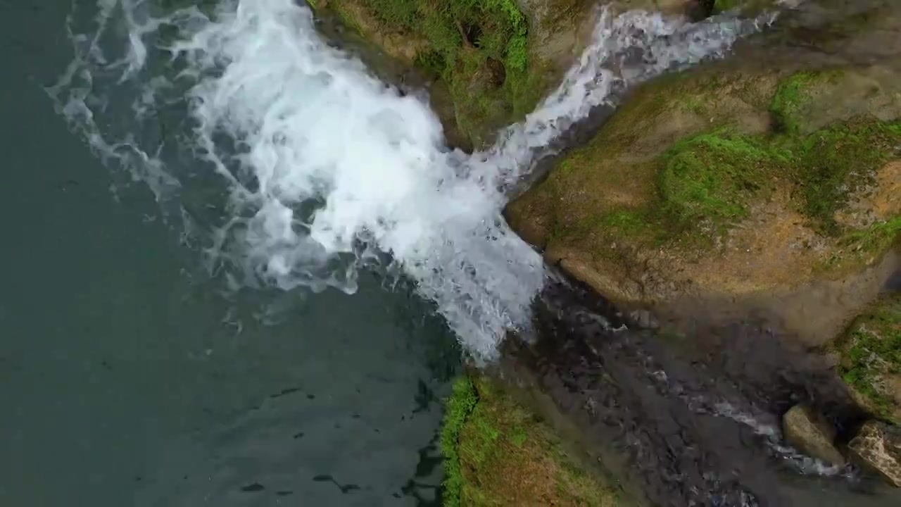 航拍绿色瀑布水潭河床苔藓背景视频下载