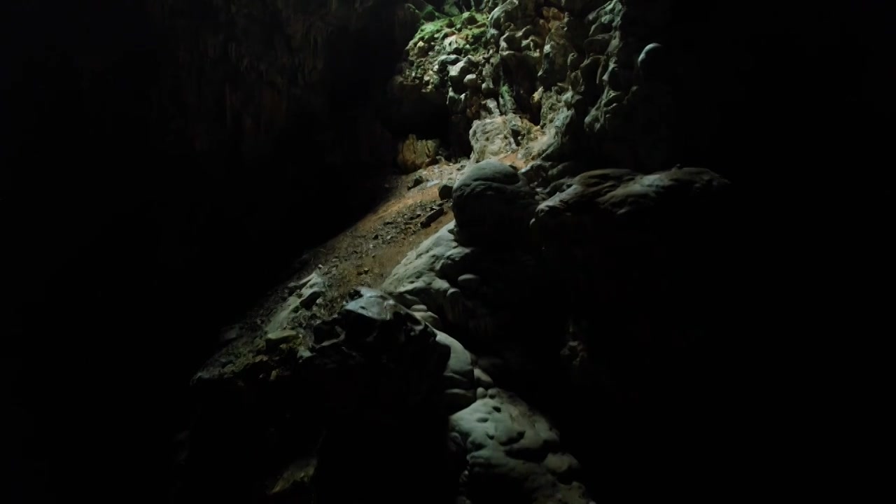 航拍喀斯特溶洞地貌户外洞穴探险背景视频下载