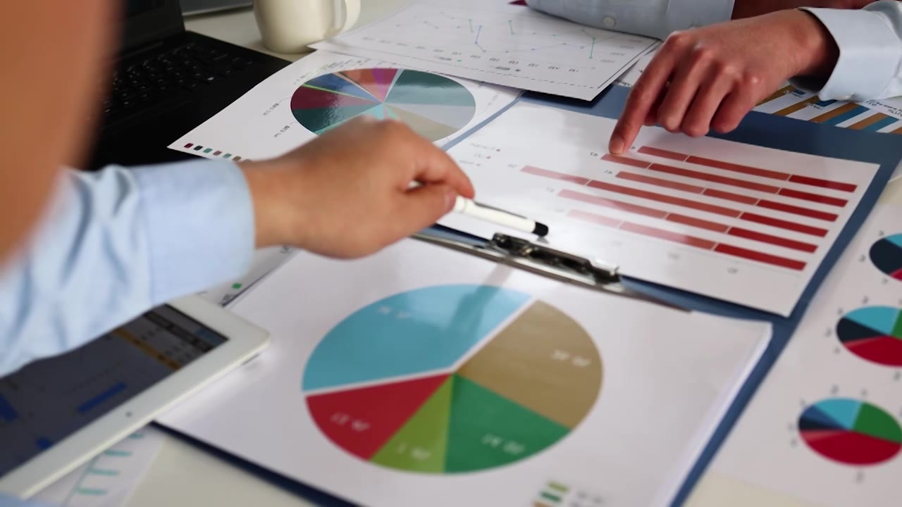 分析金融统计数据图表的商人视频下载