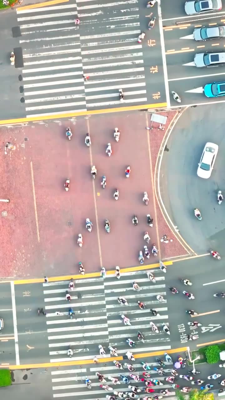 俯瞰黄昏海口市区人行道斑马线交通视频下载