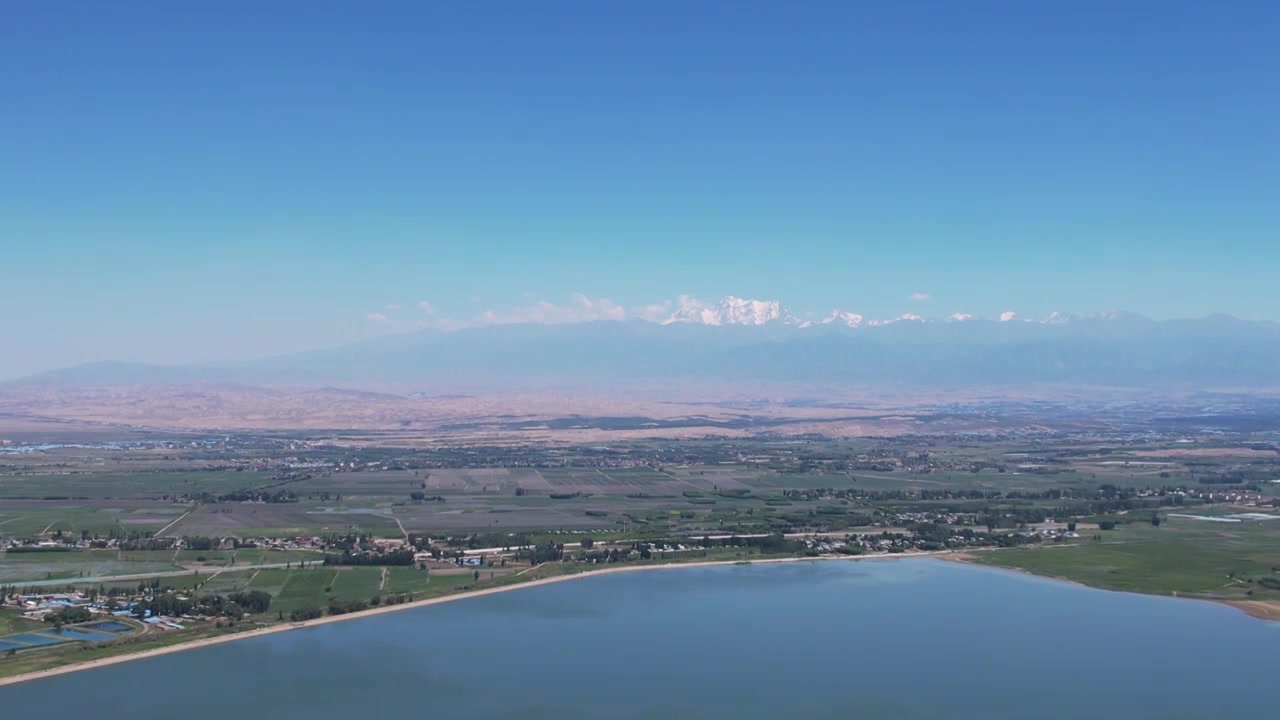 航拍新疆昌吉青格达湖旅游区博格达峰视频下载