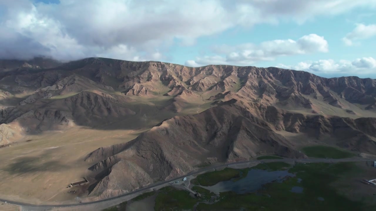 航拍新疆旅游独库公路沿途山峰自驾公路视频下载